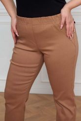 Beżowe spodnie Nilda z prostą nogawką wysoki stan PLUS SIZE XXL. Brązowe spodnie materiałowe damskie Nasi partnerzy, bez wzorów, z elastanu, biznesowe, z podwyższonym stanem, plus size. Za 159.90 zł.