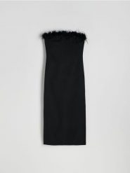 Sukienka bandeau z piórami - czarny. Czarne sukienki damskie Reserved, l, bez wzorów, z dzianiny, bez kołnierzyka, bez ramiączek, midi, dopasowane. W wyprzedaży za 89.99 zł.