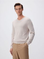 Sweter z wiskozą - beżowy. Brązowe swetry męskie Reserved, l, bez wzorów, z dzianiny, bez kołnierzyka. W wyprzedaży za 39.99 zł.