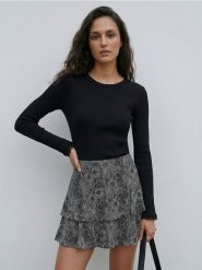 Prążkowany sweter z dekoracyjną koronką, z wiskozą - czarny. Czarne swetry klasyczne damskie Sinsay, l, z koronki, bez kołnierzyka. Za 39.99 zł.