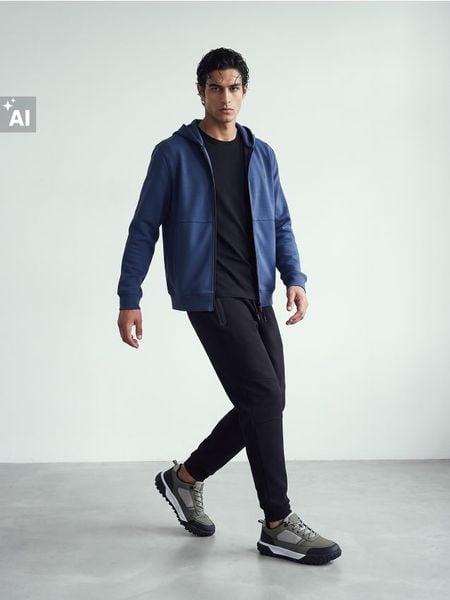 Rozpinana bluza z kapturem z domieszką wiskozy - szary. Szare bluzy sportowe męskie Sinsay, bez wzorów, z wiskozy, sportowe, bez kołnierzyka, bez ramiączek. Za 69.99 zł.