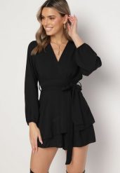 Czarna Kopertowa Sukienka Kombinezon Mini z Falbanką Bomina. Czarne kombinezony damskie Born2be, bez wzorów, z materiału, bez kołnierzyka, bez ramiączek. Za 79.99 zł.