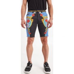 Spodenki jeansowe VERSACE JEANS COUTURE. Szorty męskie Versace Jeans Couture, z jeansu, bez kołnierzyka. W wyprzedaży za 921.67 zł.