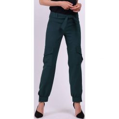 Spodnie w kolorze zielonym. Zielone spodnie materiałowe damskie Jesienny butik, bez wzorów. W wyprzedaży za 119.95 zł.