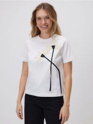 T-shirt z aplikacją - biały. Białe t-shirty damskie Reserved, l, z aplikacjami, z bawełny, bez kołnierzyka. Za 79.99 zł.