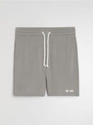 Szorty slim - szary. Szare szorty męskie Sinsay, bez wzorów. Za 39.99 zł.