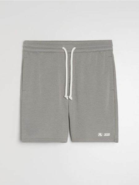 Szorty slim - szary. Szare szorty męskie Sinsay, bez wzorów. Za 39.99 zł.