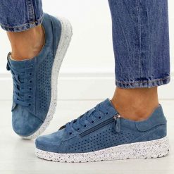 Niebieskie zamszowe skórzane półbuty damskie Jezzi 137. Niebieskie półbuty damskie Jezzi, w ażurowe wzory, z jeansu, casualowe, bez obcasa, na płaskiej podeszwie. Za 239.00 zł.