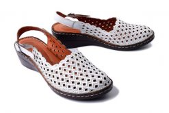 ARTIKER RELAKS 56C0065 white, sandały damskie. Białe sandały damskie Artiker Relaks, bez wzorów, bez obcasa. Za 181.93 zł.