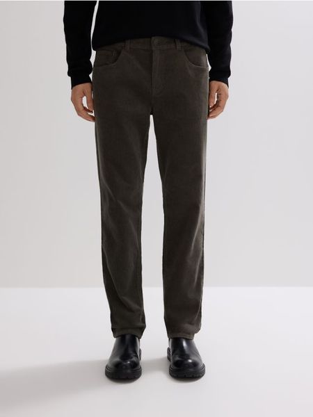 Bawełniane spodnie slim fit - jasny zielony. Zielone spodnie materiałowe męskie Reserved, bez wzorów, z bawełny. Za 199.99 zł.