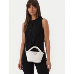 Torebka Guess. Białe torebki klasyczne damskie Guess, z aplikacjami, bez dodatków. Za 584.99 zł.