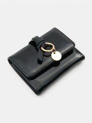 Mały portfel z imitacji lakierowanej skóry - czarny. Czarne portfele damskie Sinsay, bez wzorów, ze skóry. Za 25.99 zł.