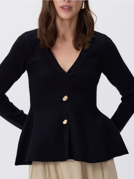 Sweter z dekoracyjnymi guzikami - czarny. Czarne swetry klasyczne damskie Reserved, l, z dzianiny, bez kołnierzyka. W wyprzedaży za 79.99 zł.