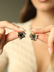 Pierres delicates Pozłacane kolczyki-wkrętki z perłami i onyksami rozmiar: onesize. Białe kolczyki damskie Pierres delicates, z onyksem, pozłacane. Za 44.45 zł.