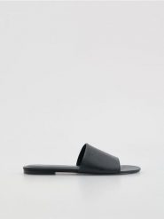 Klapki ze skóry owczej - czarny. Czarne klapki damskie Reserved, bez wzorów, ze skóry, bez obcasa. Za 159.99 zł.