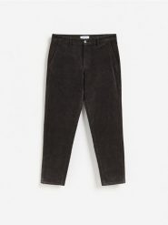 Spodnie chino carrot - ciemnoszary. Szare spodnie materiałowe męskie Reserved, bez wzorów, z bawełny. Za 149.99 zł.
