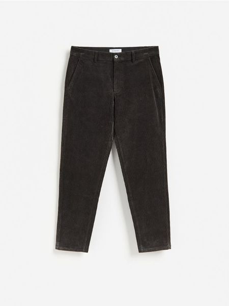 Spodnie chino carrot - ciemnoszary. Szare spodnie materiałowe męskie Reserved, bez wzorów, z bawełny. Za 149.99 zł.