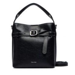 Torebka Calvin Klein. Czarne torebki klasyczne damskie CALVIN KLEIN, bez wzorów, bez dodatków. Za 569.99 zł.
