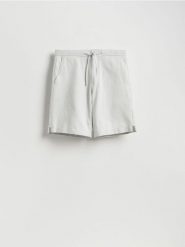 Szorty regular z dodatkiem lnu - jasnoszary. Szare szorty męskie Reserved, z bawełny, bez kołnierzyka. Za 129.99 zł.