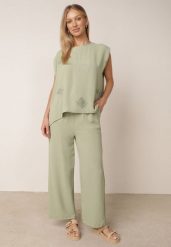 Jasnozielony Letni Komplet Bogaty w Wiskozę Bluzka Oversize z Haftem i Spodnie Abis. Zielone spodnie materiałowe damskie Born2be, z aplikacjami, z wiskozy, eleganckie. Za 79.99 zł.