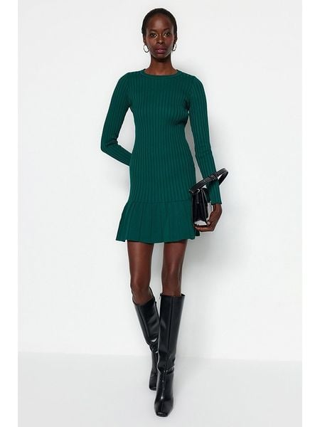Trendyol Sukienka w kolorze zielonym rozmiar: M. Zielone sukienki damskie Trendyol, m, bez wzorów, prążkowane, bez kołnierzyka, bez ramiączek, mini. Za 96.14 zł.