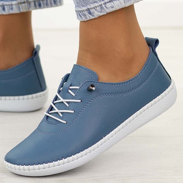 Niebieskie skórzane półbuty damskie T.Sokolski 2023. Niebieskie półbuty damskie Sokolski, bez wzorów, z jeansu, biznesowe, z okrągłym noskiem, bez obcasa, na płaskiej podeszwie. Za 249.00 zł.