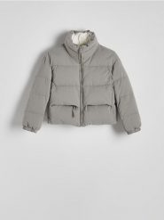 Pikowana kurtka z wysoką stójką - oliwkowy. Zielone kurtki damskie Reserved, l, bez wzorów, z tkaniny, bez kaptura. W wyprzedaży za 69.99 zł.