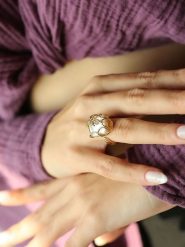 Pierres delicates Pozłacany pierścionek z masą perłową i cyrkoniami rozmiar: onesize. Białe pierścionki damskie Pierres delicates, z cyrkonią, pozłacane. Za 39.99 zł.