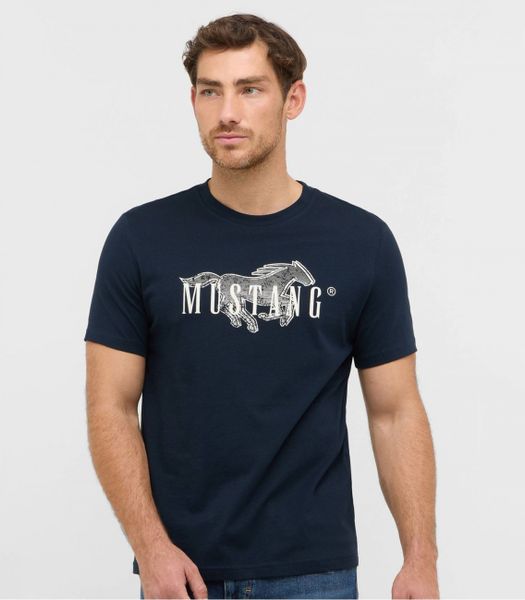 Męski T-Shirt Mustang Style Austin Dark Sapphire 1016858 4136. Niebieskie t-shirty męskie Mustang, m, bez wzorów, z bawełny, bez kołnierzyka. W wyprzedaży za 29.99 zł.