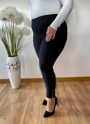 Czarne spodnie chinosy Nina z zamkami 7/8 PLUS SIZE XXL. Czarne spodnie materiałowe damskie Nasi partnerzy, bez wzorów, z elastanu, biznesowe, plus size. Za 159.90 zł.