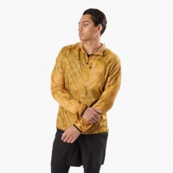 Kurtka → trening → męska → Swedemount → Packable Wind Jacket → szybkoschnąca. Żółte kurtki treningowe męskie SWEDEMOUNT, m, bez wzorów, z tkaniny, do biegania. W wyprzedaży za 179.99 zł.