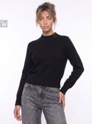 Krótki sweter z wiskozą - czarny. Czarne swetry klasyczne damskie Sinsay, l, z wiskozy, bez kołnierzyka. Za 49.99 zł.