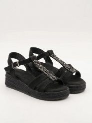 Belucci Sandały w kolorze czarnym na koturnie rozmiar: 38. Czarne sandały damskie Belucci, bez wzorów, bez obcasa, na koturnie. Za 110.55 zł.