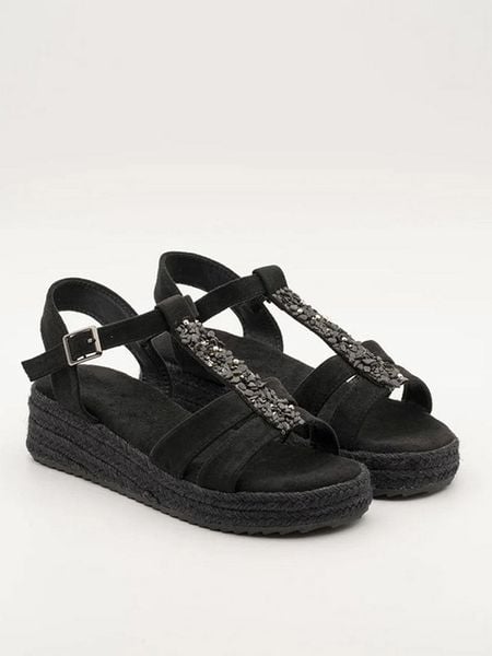 Belucci Sandały w kolorze czarnym na koturnie rozmiar: 38. Czarne sandały damskie Belucci, bez wzorów, bez obcasa, na koturnie. Za 110.55 zł.