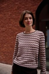 Sweter w paski beżowy. Brązowe swetry klasyczne damskie MOODO, l, z bawełny, bez kołnierzyka. Za 139.99 zł.