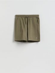 Szorty regular fit - oliwkowy. Zielone szorty męskie Reserved, z bawełny, bez kołnierzyka. Za 79.99 zł.