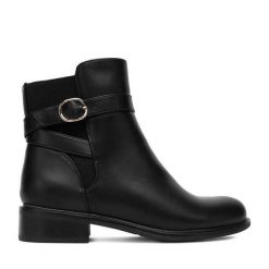 Botki DeeZee. Czarne botki damskie DeeZee, bez obcasa, na płaskiej podeszwie, bez zapięcia. Za 179.99 zł.
