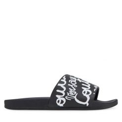Klapki Versace Jeans Couture. Czarne klapki damskie Versace Jeans Couture, bez wzorów, z jeansu, bez obcasa. Za 229.99 zł.