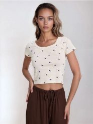 Bawełniana koszulka w kwiatki - kremowy. Białe t-shirty damskie Sinsay, l, bez wzorów, z bawełny, bez kołnierzyka. Za 19.99 zł.