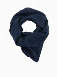 Monochromatyczny szalik męski z frędzlami – granatowy V2 OM-ACSF-0116 - uniwersalny. Niebieskie szaliki męskie Ombre Clothing, z aplikacjami, z bawełny. Za 71.99 zł.