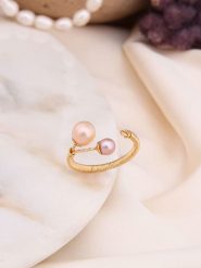 Pierres de Jade Pozłacany pierścionek z perłami rozmiar: onesize. Różowe pierścionki damskie Pierres de Jade, z perłą, pozłacane. Za 30.99 zł.