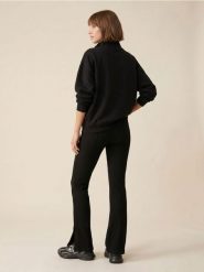 Prążkowane legginsy flare z domieszką bawełny - czarny. Czarne legginsy damskie Sinsay, l, bez wzorów, z bawełny. Za 49.99 zł.