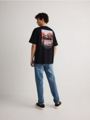 T-shirt boxy z nadrukiem na plecach - czarny. Czarne t-shirty męskie Reserved, l, bez wzorów, z bawełny, bez kołnierzyka. W wyprzedaży za 55.99 zł.