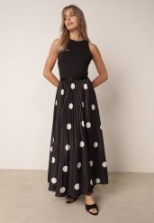 Czarna Rozkloszowana Spódnica w Stylu Retro Plisowana w Grochy Kasosa. Czarne spódniczki damskie Born2be, m, bez wzorów, eleganckie, maxi, dopasowane. Za 119.99 zł.