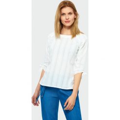 Bluzka z ozdobnym wiązaniem przy rękawach. Bluzki damskie Greenpoint, bez wzorów, z bawełny, bez kołnierzyka, bez ramiączek. Za 39.99 zł.
