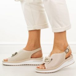 Beżowe skórzane sandały damskie Cambell 40328. Brązowe sandały damskie Cambell, z aplikacjami, z jeansu, bez obcasa, na platformie. Za 219.00 zł.