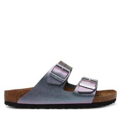 Klapki Birkenstock. Klapki damskie Birkenstock, bez wzorów, bez obcasa. Za 449.99 zł.