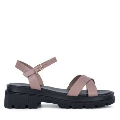 Sandały DeeZee. Czerwone sandały damskie DeeZee, bez wzorów, bez obcasa, na płaskiej podeszwie. Za 49.99 zł.