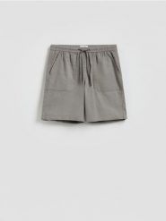 Szorty jogger regular fit - jasnoszary. Szare szorty męskie Reserved, z bawełny, bez kołnierzyka. Za 119.99 zł.