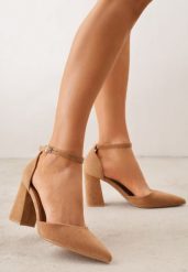 Jasnobrązowe Czółenka z Imitacji Zamszu na Słupku z Noskiem w Szpic Violetto. Brązowe czółenka damskie Born2be, bez wzorów, z jeansu, bez obcasa, na słupku. Za 89.99 zł.